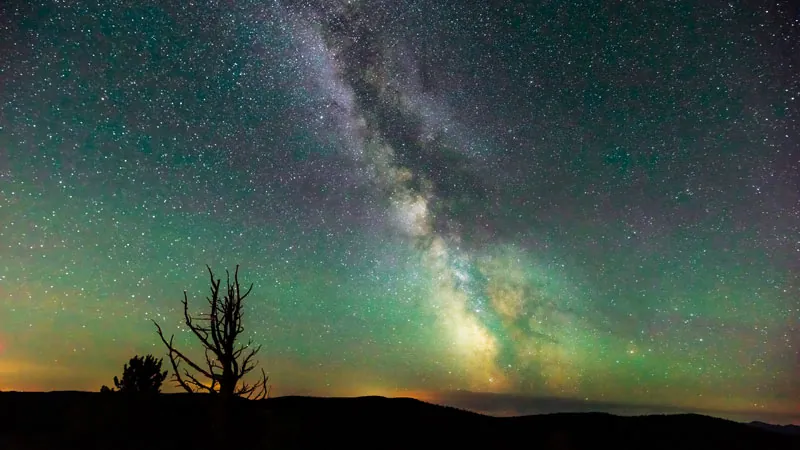 Aurora 26 milky way airglow